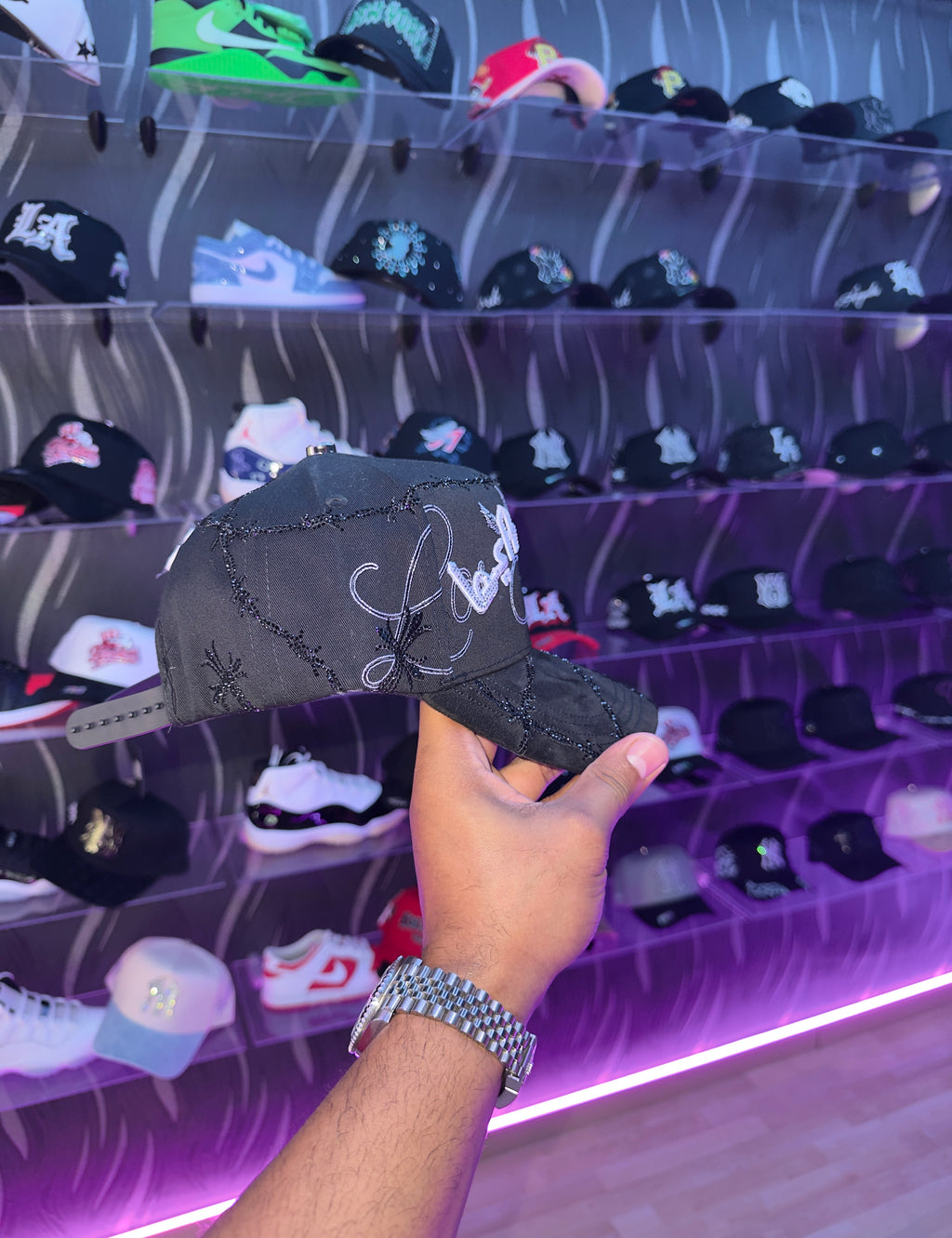 - CAPS “ LOS ANGELES 🖤⚪️”