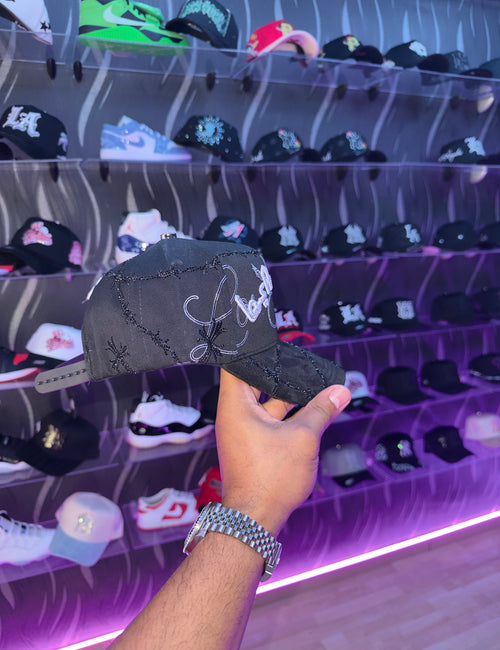 - CAPS “ LOS ANGELES 🖤⚪️”