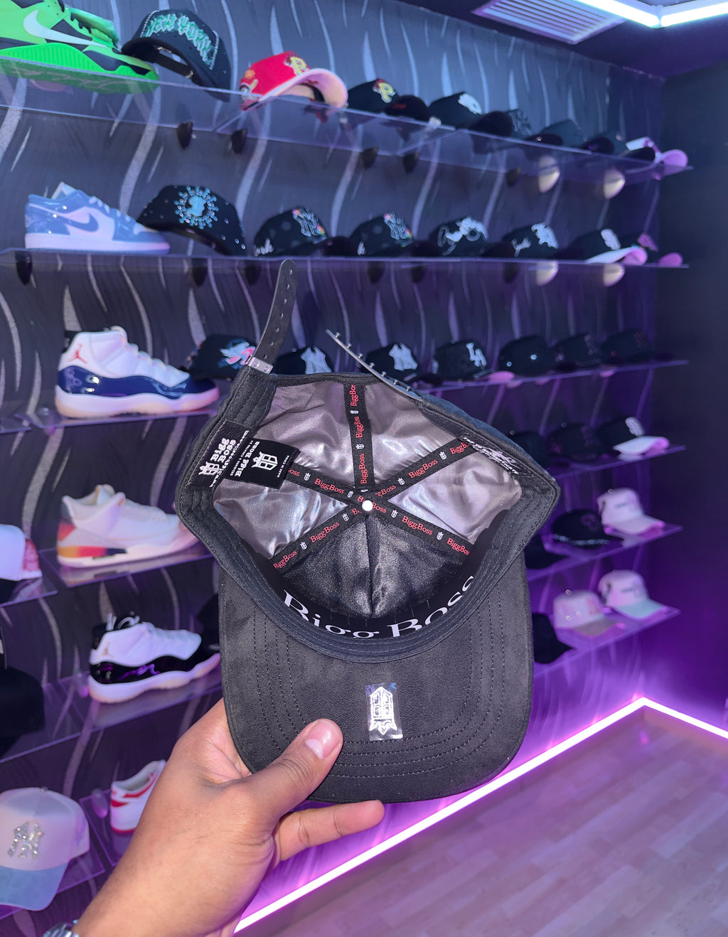 - CAPS “ TRIPLE BLACK 🖤”