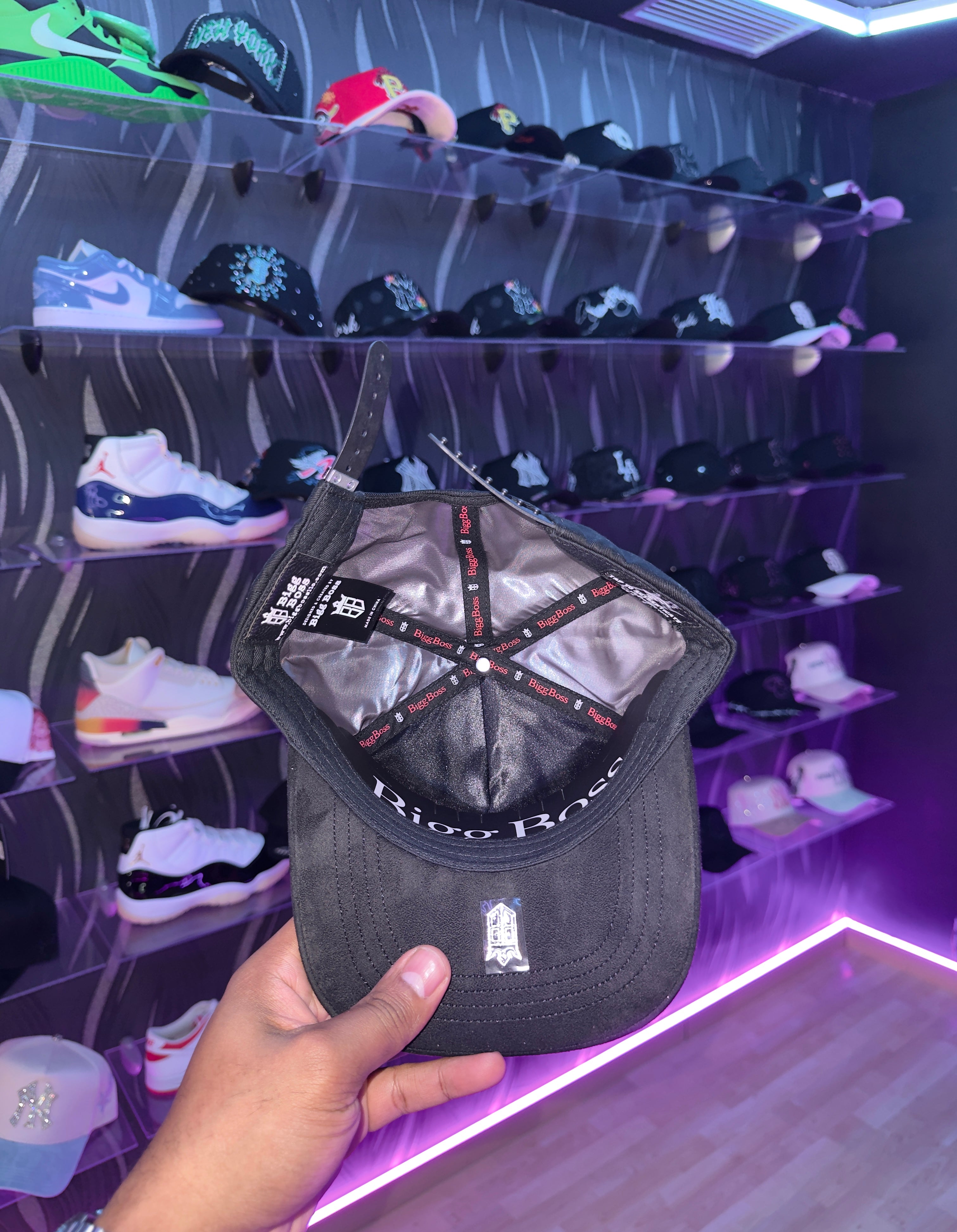 - CAPS “ TRIPLE BLACK 🖤”