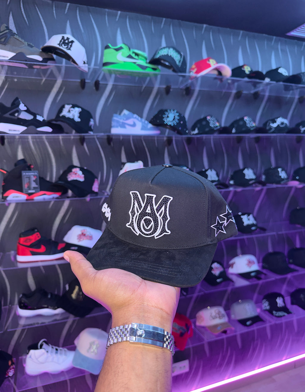 - CAPS “ BLACK WHITE 🐼”
