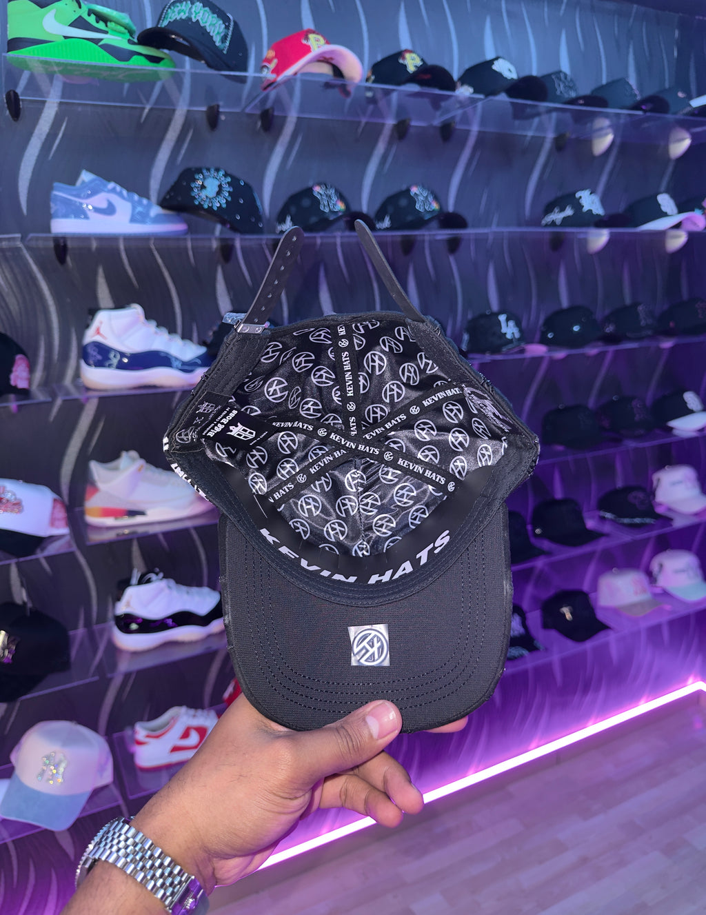 - CAPS “ LOS ANGELES 🖤⚪️”