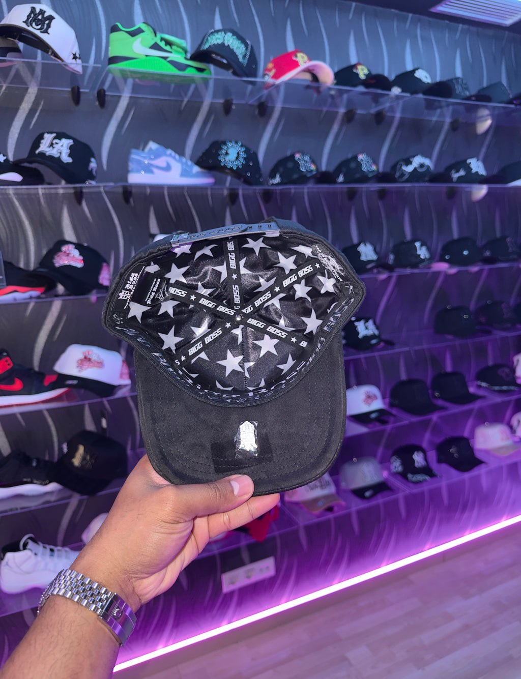 - CAPS “ BLACK WHITE 🐼”
