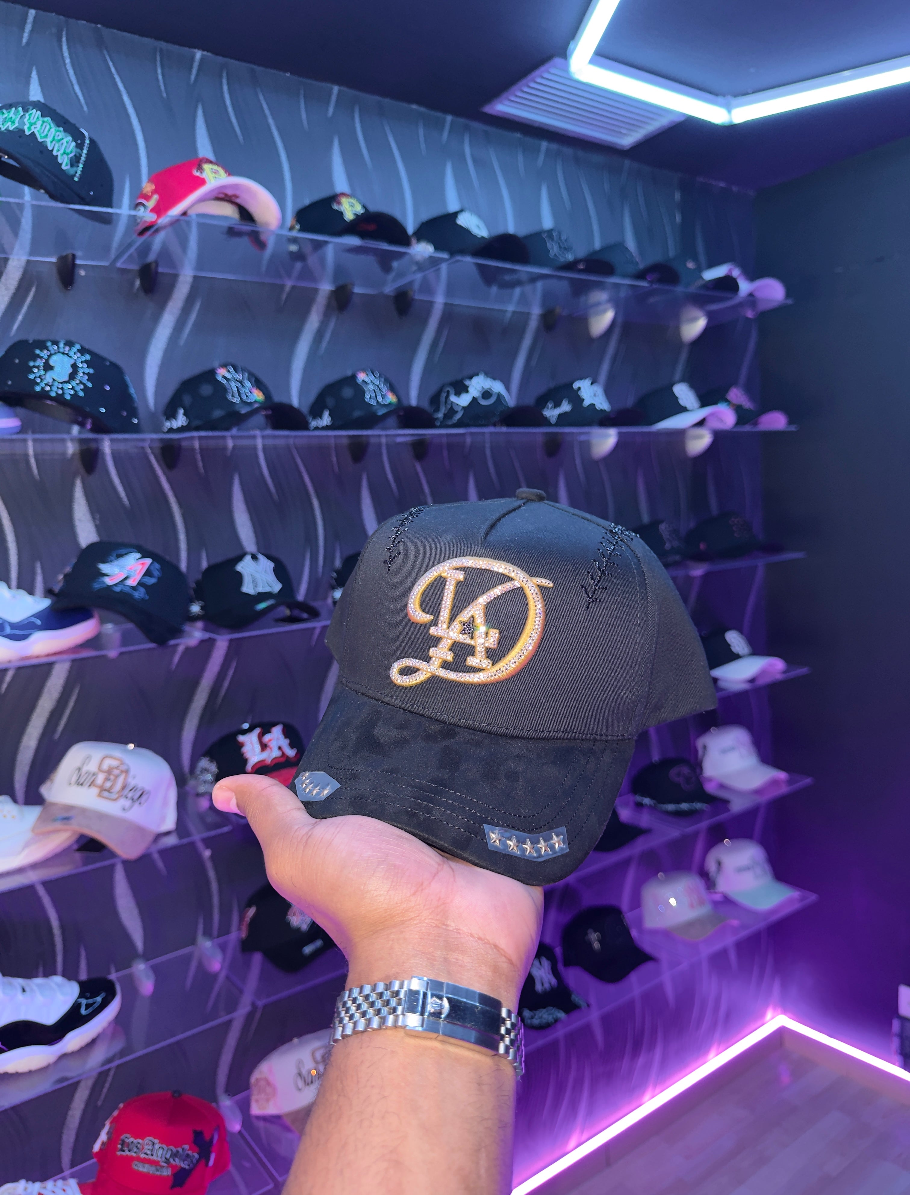 - CAPS “ LA BLACK GOLD 🖤💛