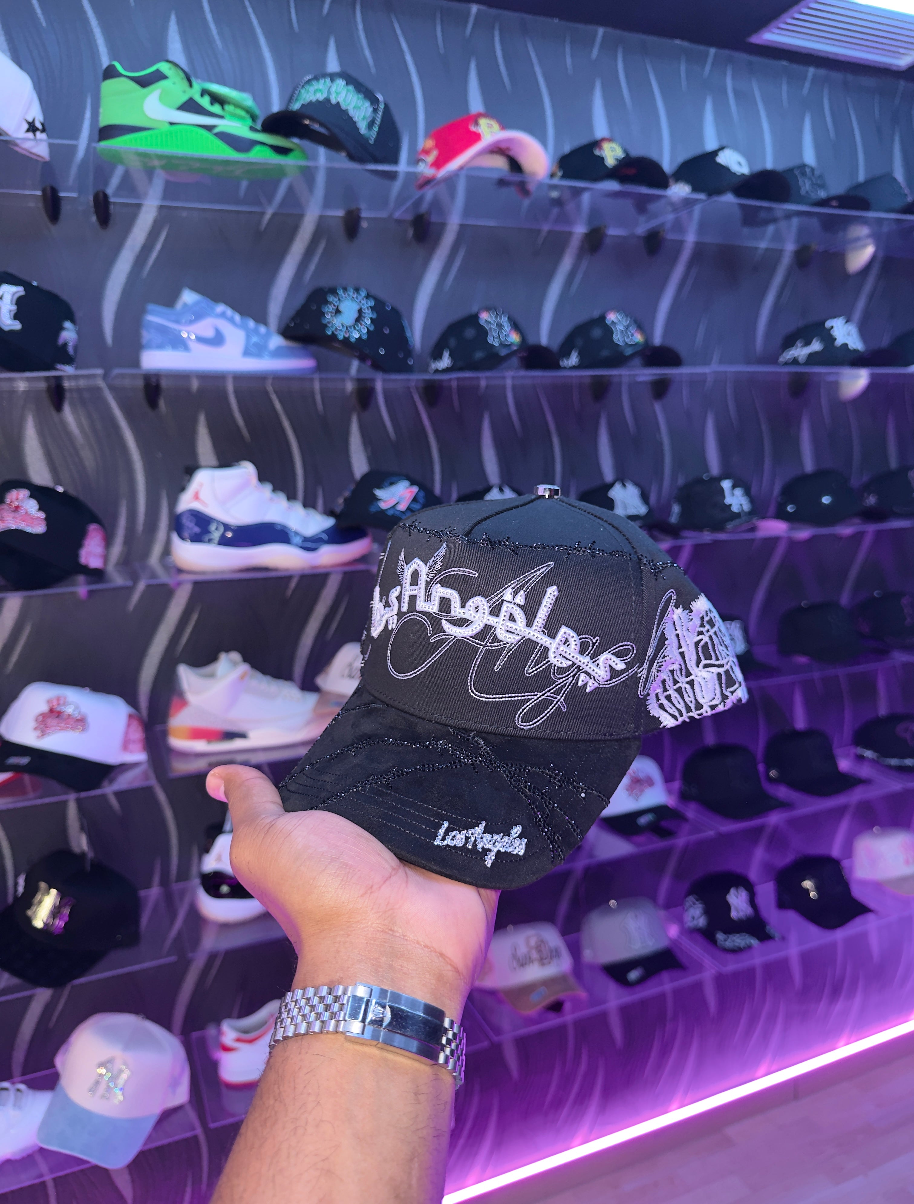- CAPS “ LOS ANGELES 🖤⚪️”