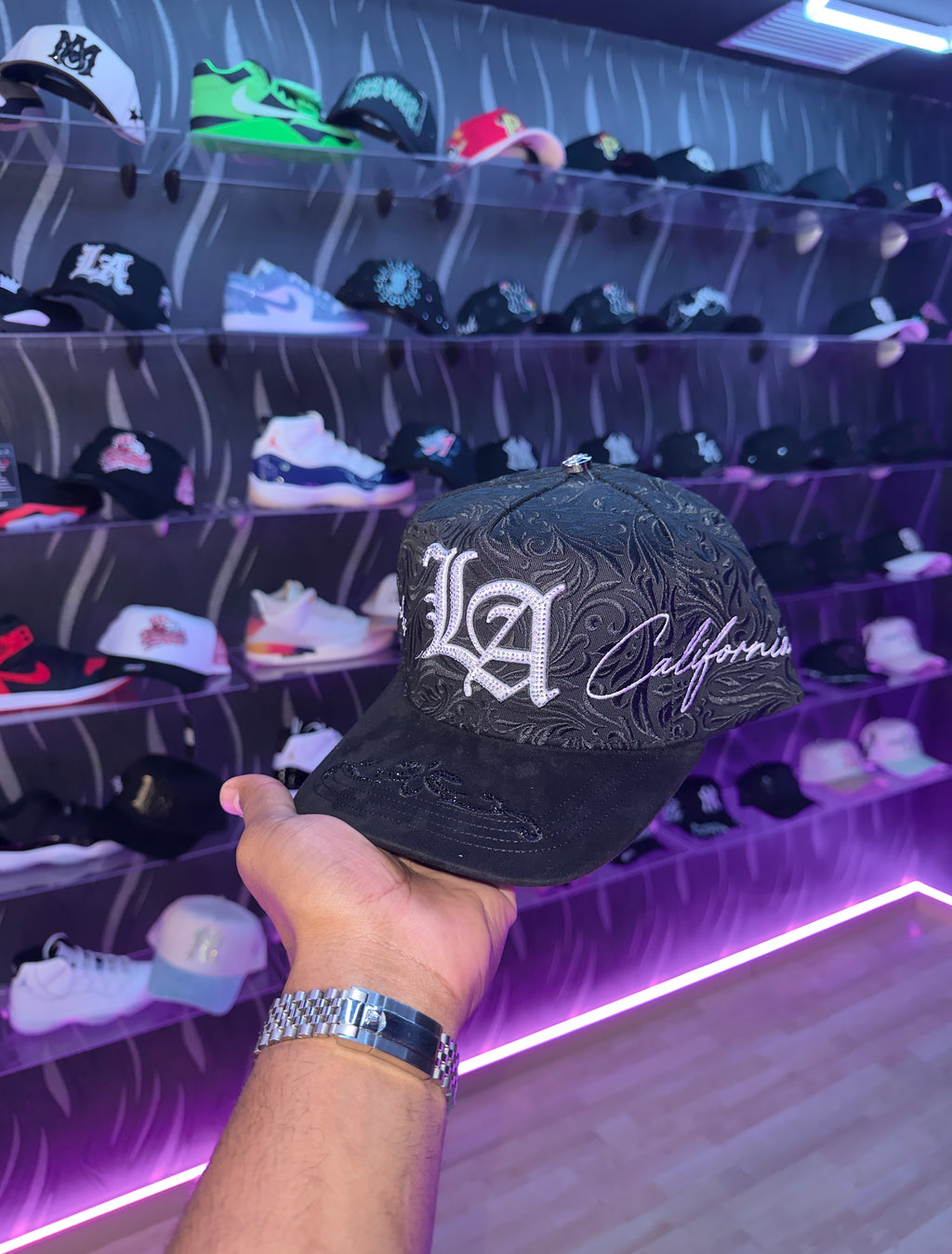 - CAPS “ LA BLACK WHITE ⚪️🖤”