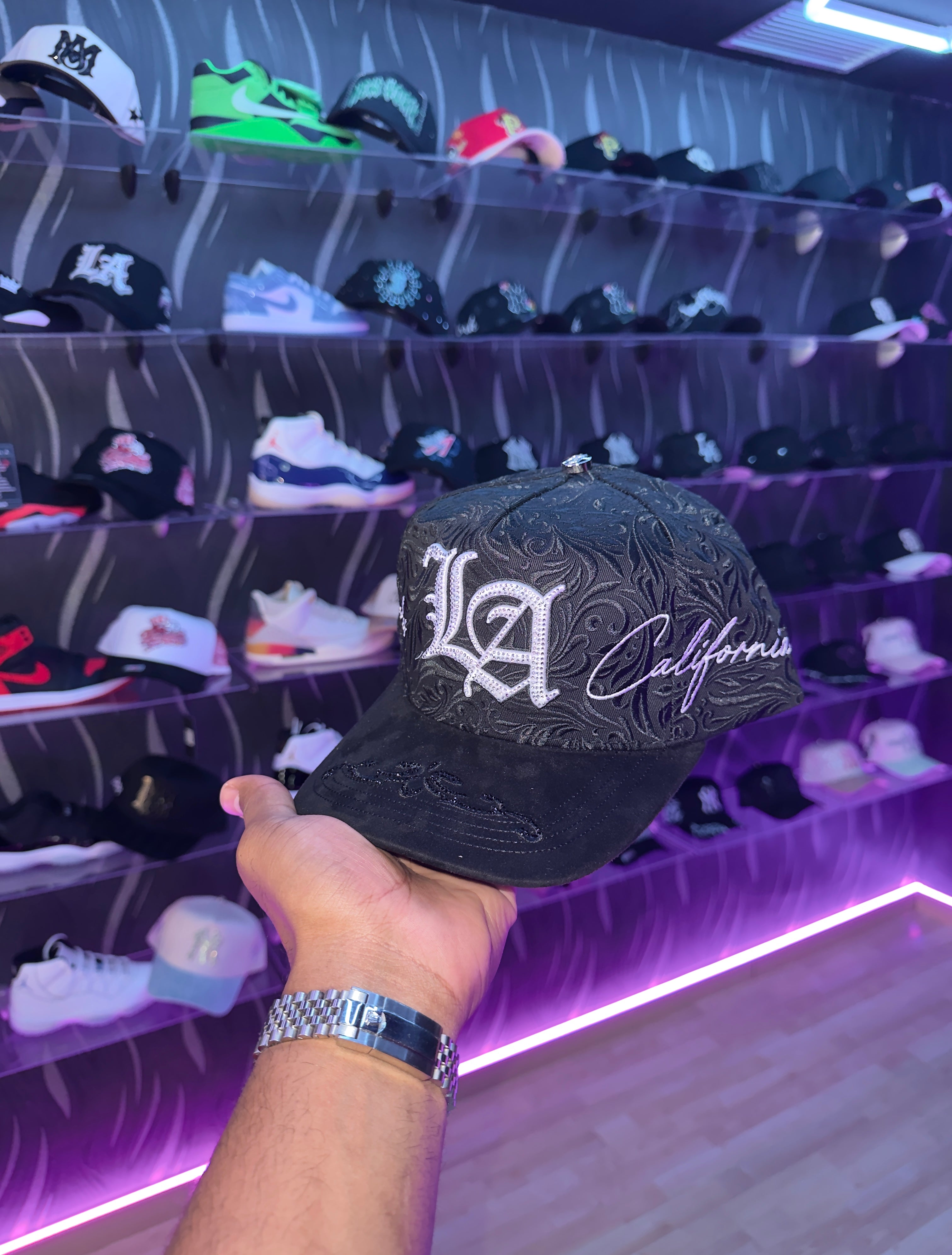 - CAPS “ LA BLACK WHITE ⚪️🖤”