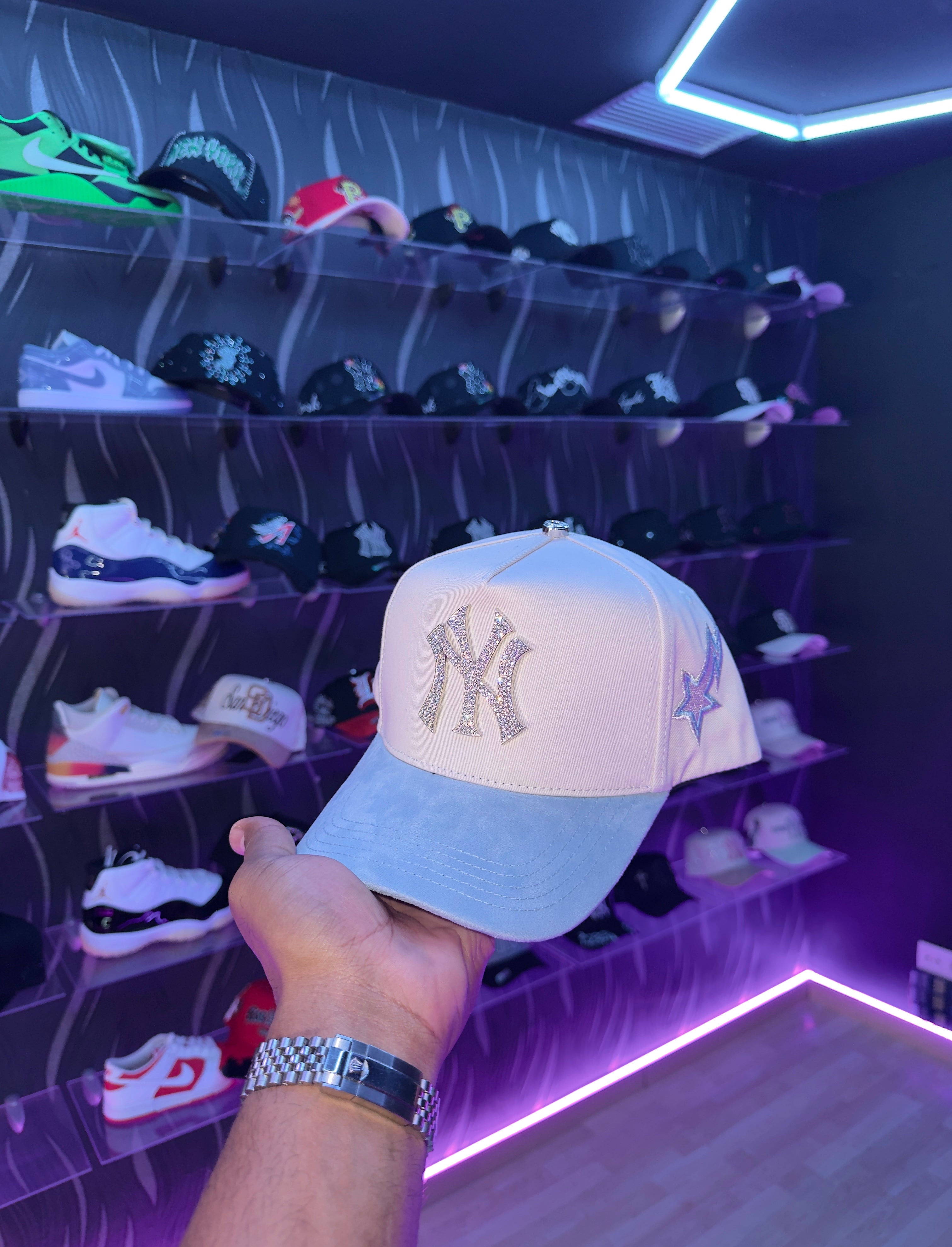 - CAPS “ YANKEE WHITE BLUE 🥶”