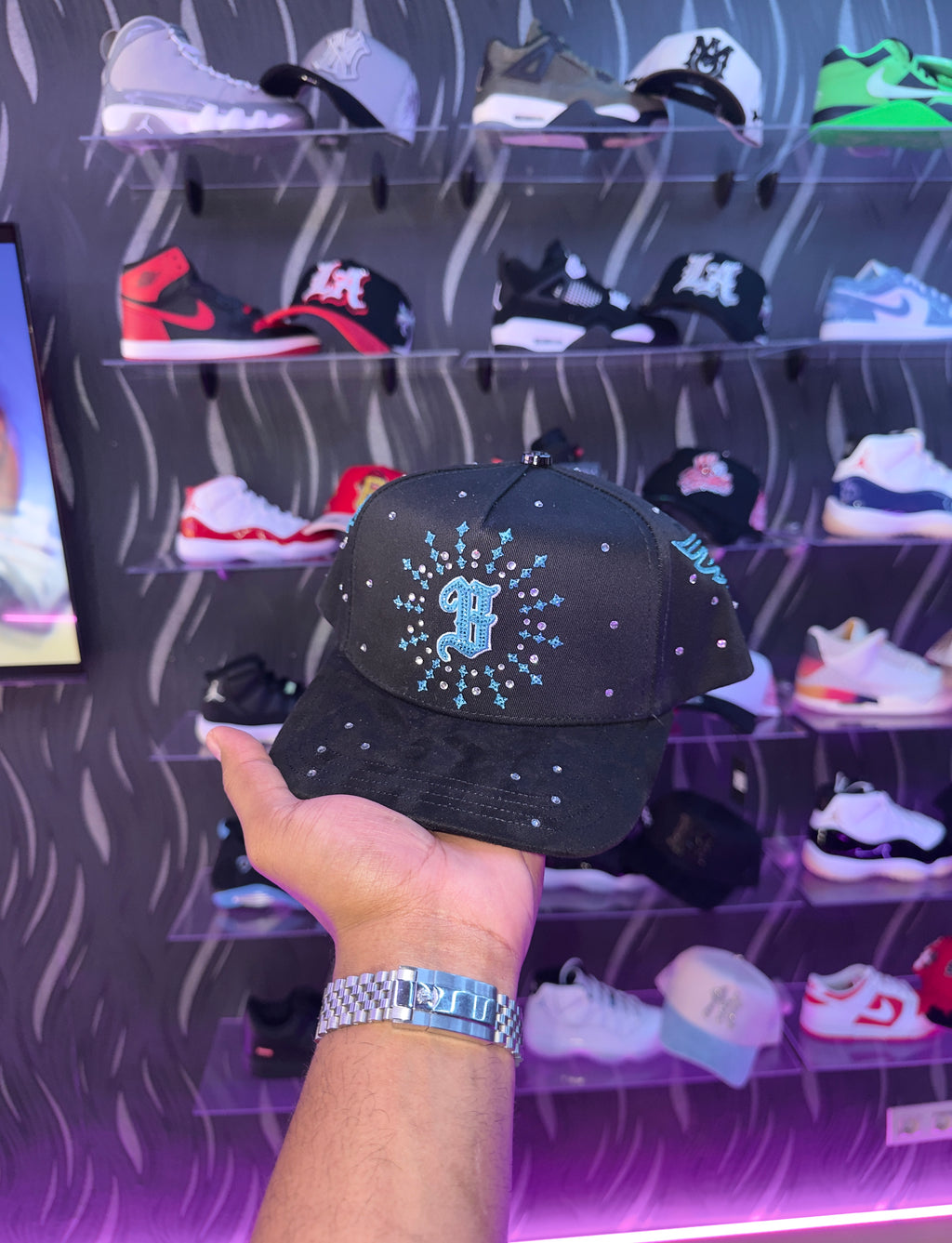 - CAPS “ BLACK BLUE DIAMOND 💎 “
