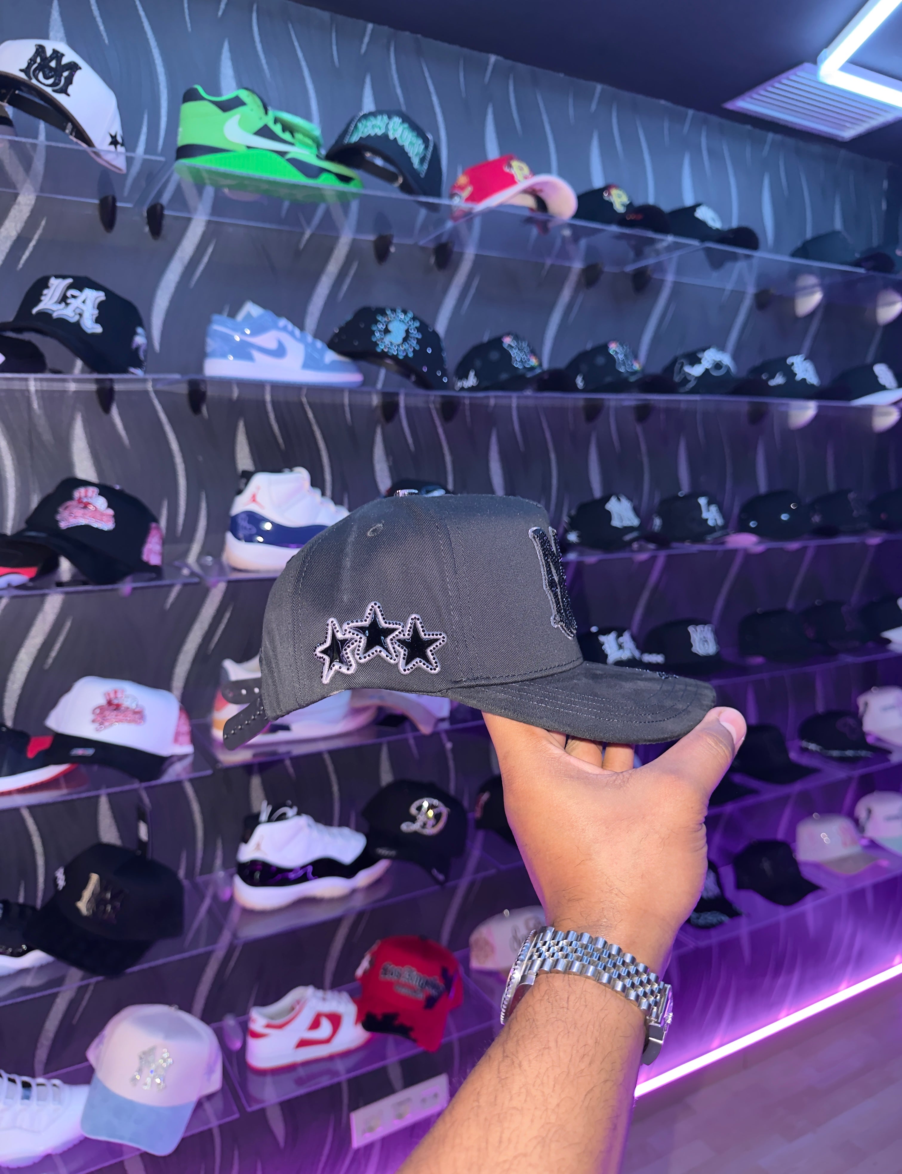 - CAPS “ BLACK GREY 🖤🩶