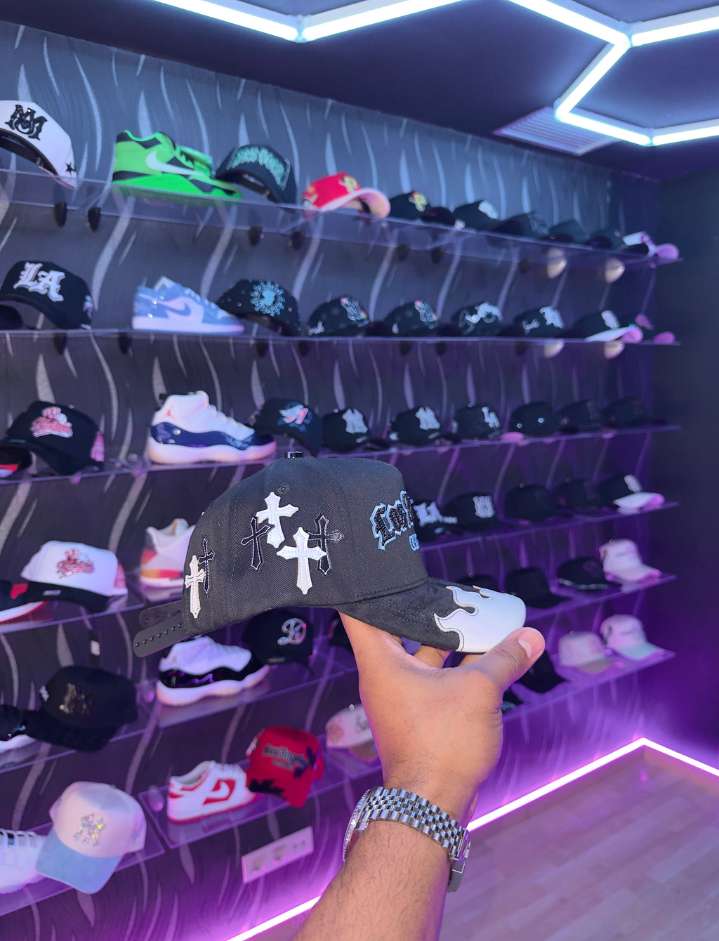 - CAPS “ LOS ANGELES CRUZ 🥶🖤”