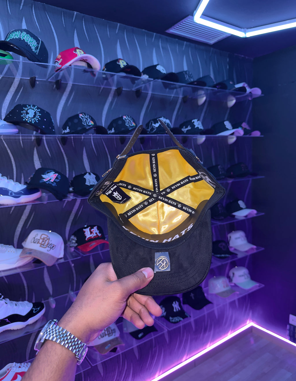- CAPS “ LA BLACK GOLD 🖤💛