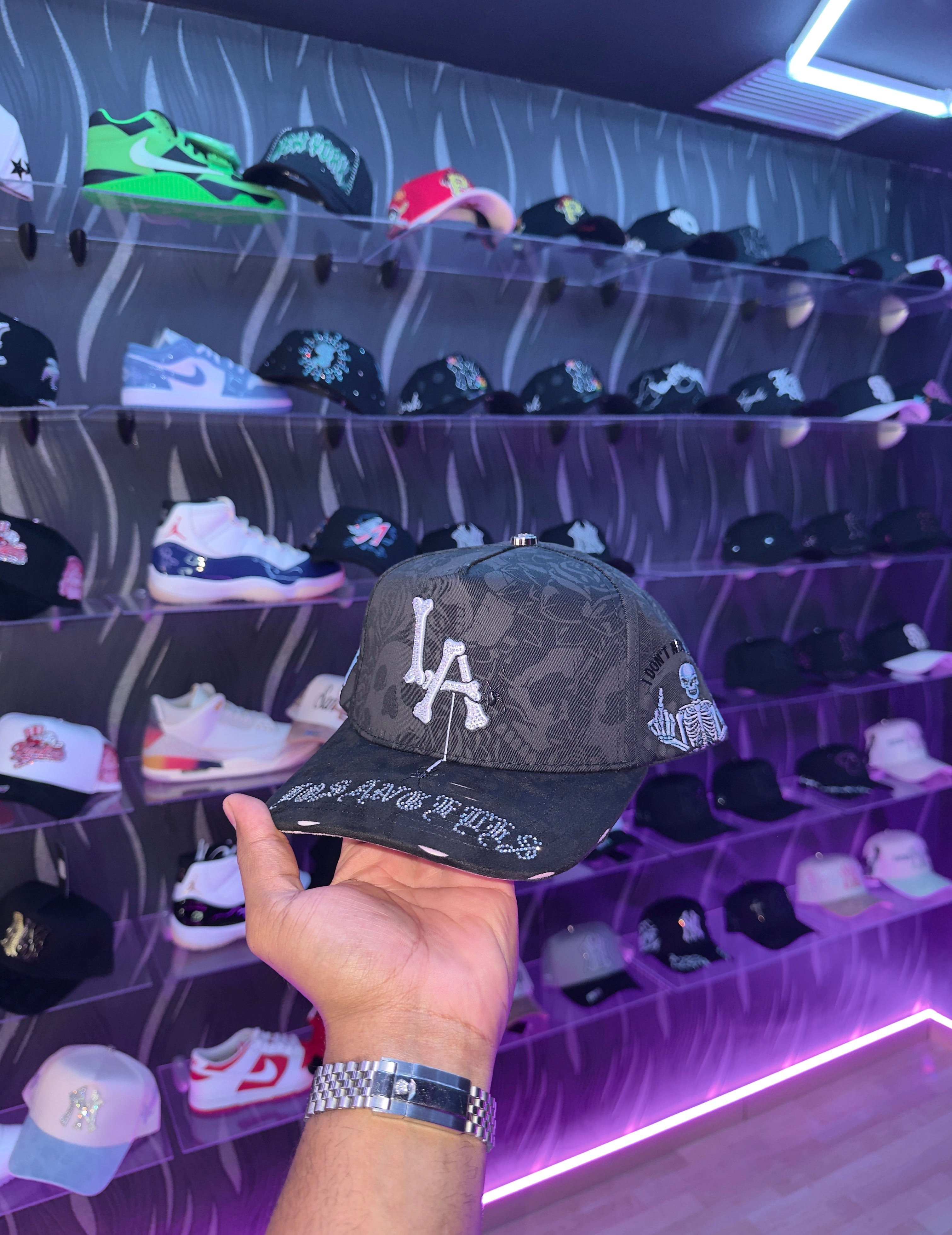 - CAPS “LA BLACK WHITE 🖤⚪️