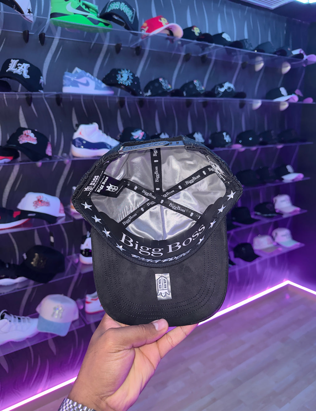 - CAPS “ LA BLACK WHITE ⚪️🖤”